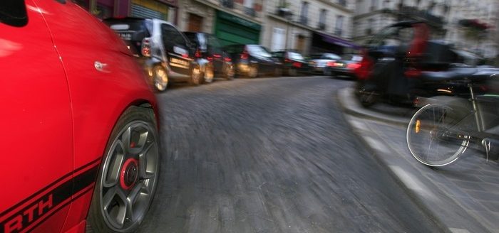 Les jantes à cinq trous optionnelles de la 500 évoquent l'Alfa Romeo 8C.