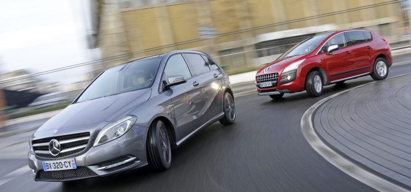 Avec ces motorisations diesel généreuses, les 3008 et Mercedes Classe B disposent d’un sacré rayon d’action qui colle bien à leur esprit de familiale accueillante. Deux voitures cossues qui envisagent le quotidien de façon 