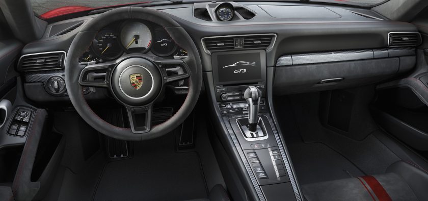 Le volant est empruntée à la 918 Spyder.