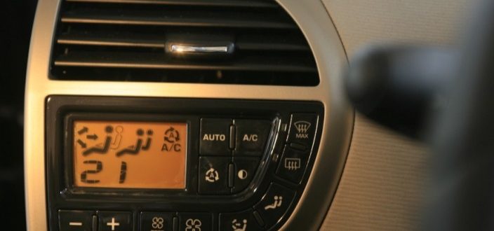 La commande de climatisation est située à gauche du conducteur, afin de libérer de l'espace au centre de la planche de bord.