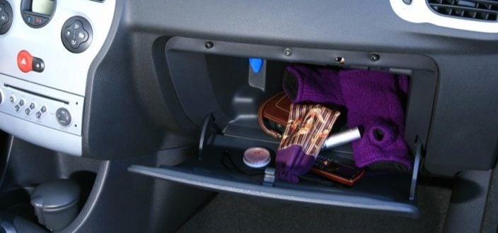 La boîte à gants se contente d'une contenance modeste.