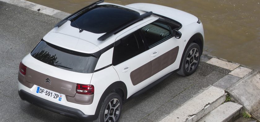 Le toit vitré de ce Citroën C4 Cactus s'offre un traitement spécial qui le dispense de vélum