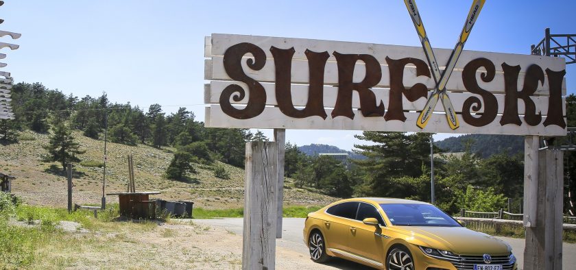 Dans ce coloris jaune Kurkuma, l'Arteon ne passe vraiment pas inaperçue.