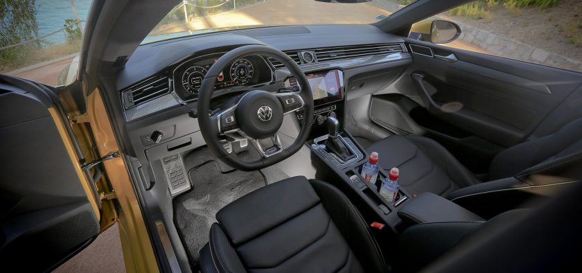 L'habitacle, commun avec la Passat, prive l'Arteon de l'exclusivité qu'elle revendique.