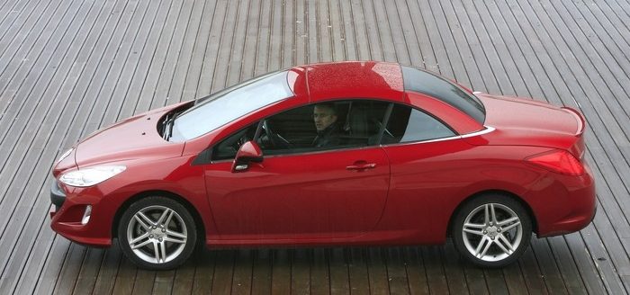 Avec sa 308 CC, Peugeot a pris plus d'un an d'avance sur Renault.
