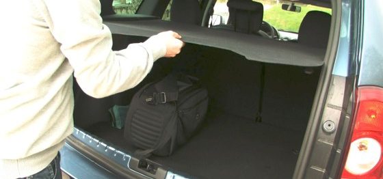 Le coffre du Duster est volumineux. Mais la modularité laisse à désirer et la plage arrière très "cheap" n'est pas aisée à manipuler.