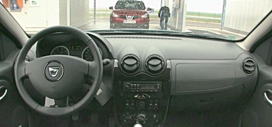Rustique, l'habitacle du Duster ne manque cependant de rien. Mais certains détails agacent, comme les commandes des lève-vitres (qui ne sont pas à impulsion) installées dans la console centrale…