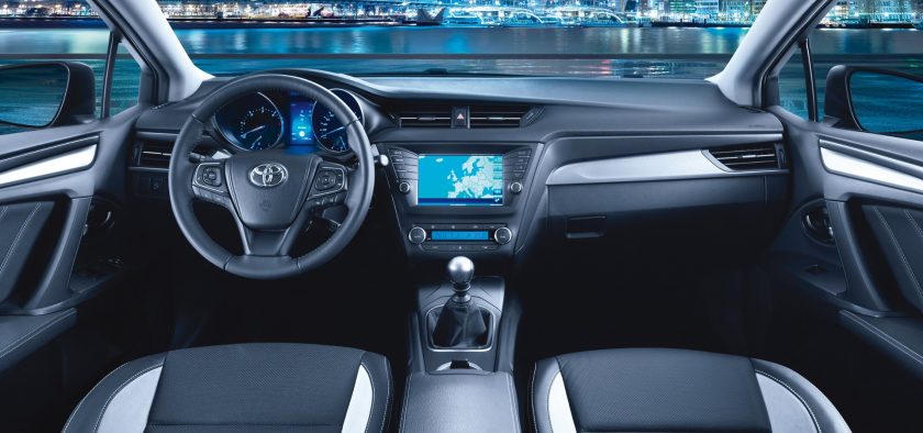 La planche de bord est fortement revue pour cet ultime lifting de la familiale Toyota.