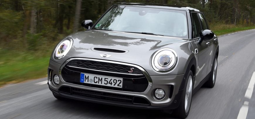 Une légère fermeté persiste, ainsi que quelques trépidations, mais avec l'amortissement piloté optionnel, cette Mini est tout à fait fréquentable.